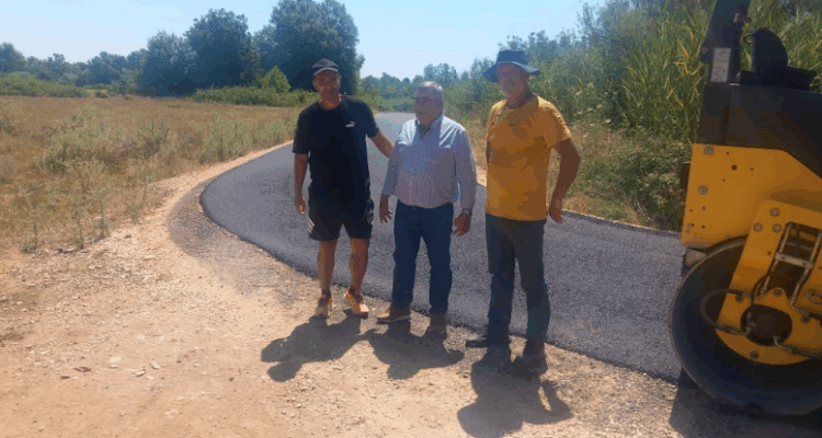 Σε ασφαλτοστρώσεις δρόμων στη Μουριά ο Κώστας Μαράβας 